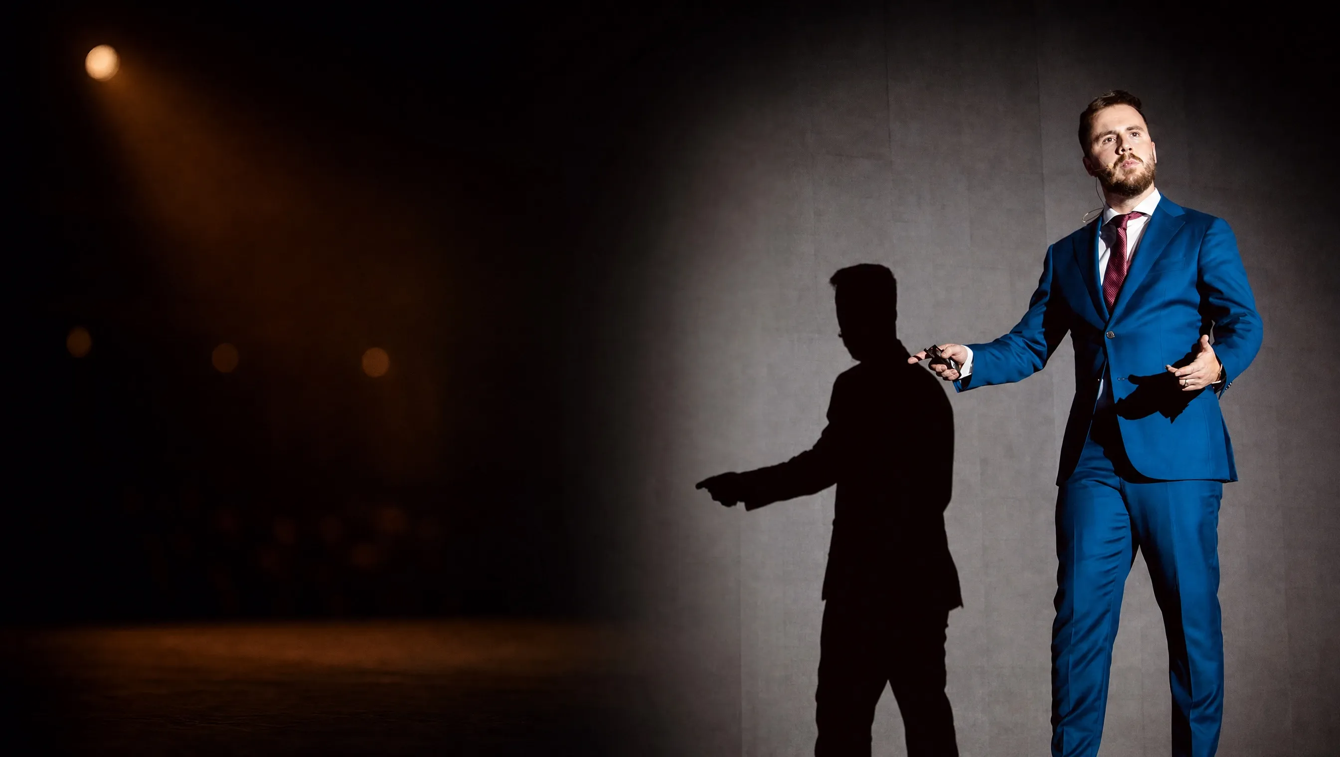 Bryan Maxim vorbind pe scena Dubai Opera